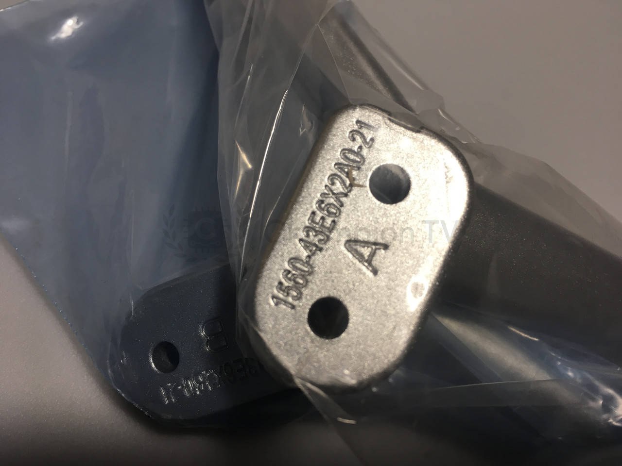 Петлі (шарніри) Skyworth 55G3B 156m43E004021 ніжка підставка 55 дюйм, 1 шт., новий