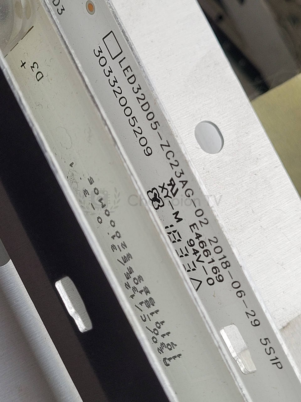 KIVI LED-підсвітка комплект 3 шт LED32D05-ZC23AG-02 32 дюйми (подсветка), б/у
